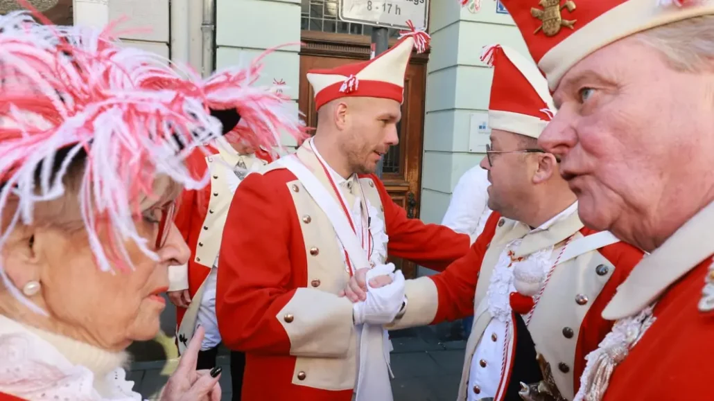 Lukas Podolski im Kreise der Roten Funken. (Foto: Bucco)