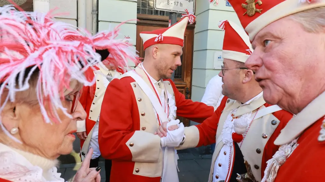 Lukas Podolski im Kreise der Roten Funken. (Foto: Bucco)