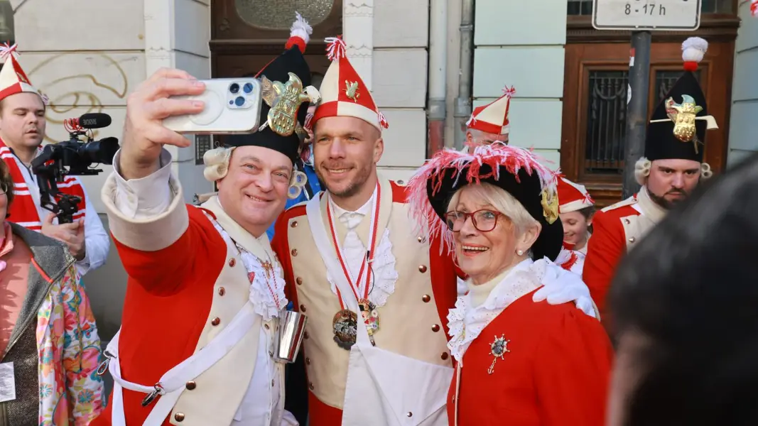 Lukas Podolski im Kreise der Roten Funken. (Foto: Bucco)