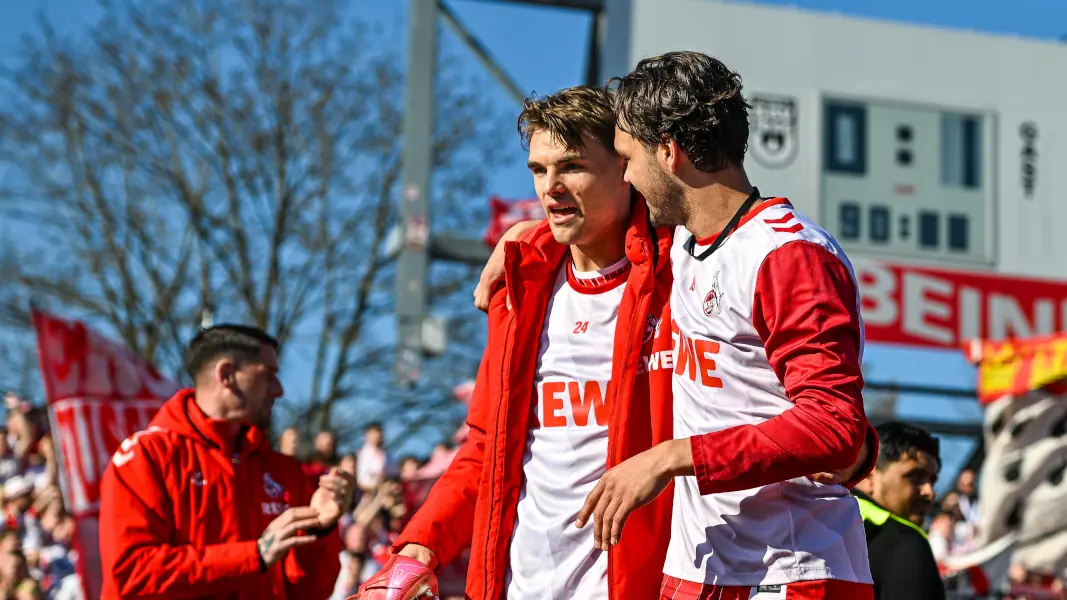 Joel Schmied nach Abpfiff mit Max Finkgräfe. (Foto: IMAGO / Nordphoto)