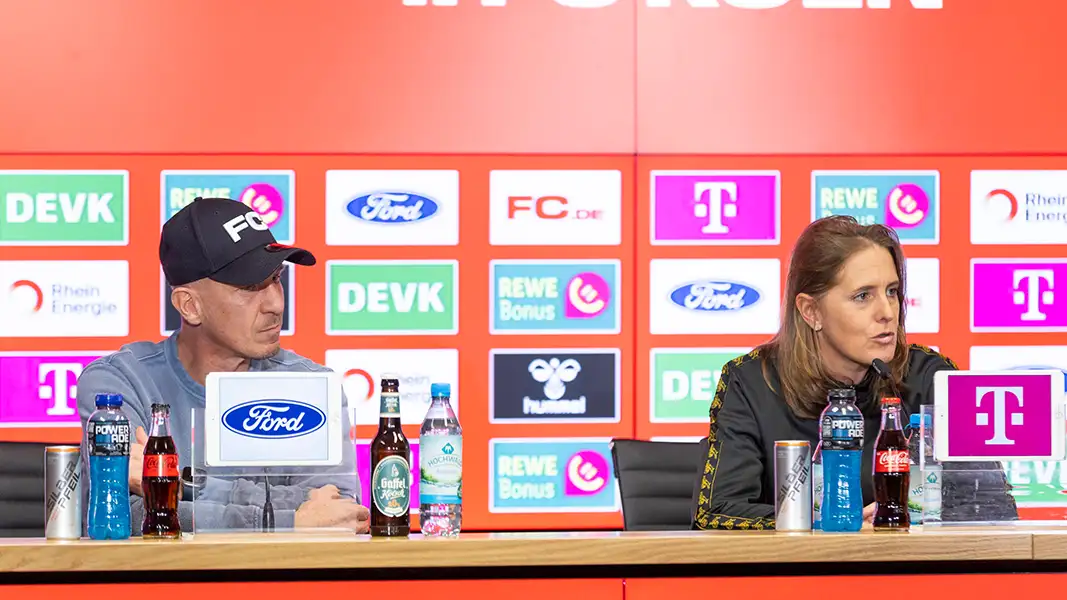 Gerhard Struber und Britta Carlson auf der Pressekonferenz vor dem nächsten Spieltag. (Foto: IMAGO / Beautiful Sports)