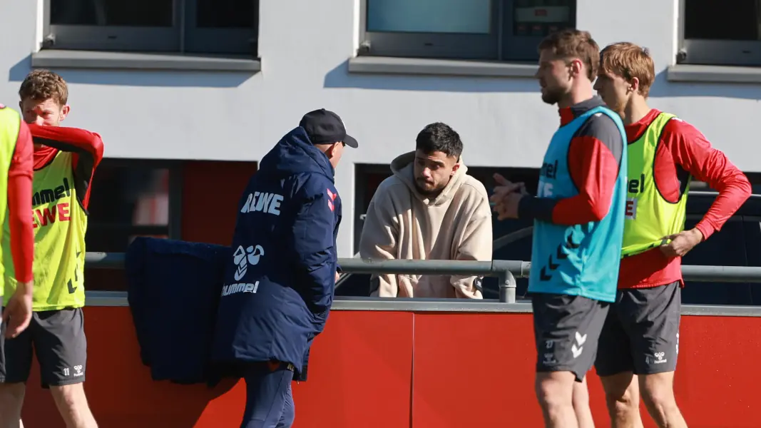 Gerhard Struber tauschte sich am Mittwoch am Rande des Trainings mit Jusuf Gazibegovic aus. (Foto: Bucco)