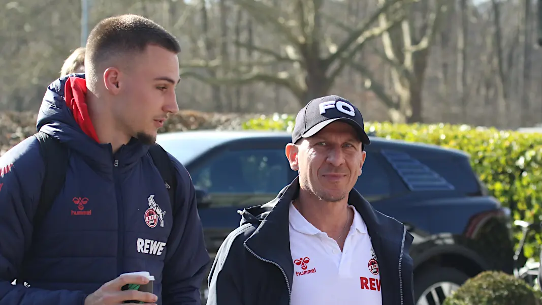 Gerhard Struber und Tim Lemperle auf dem Weg zum Mannschaftsbus. (Foto: GEISSBLOG)