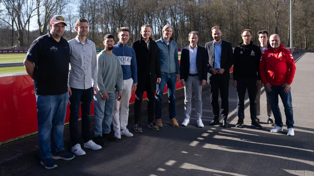 FC-Geschäftsführer Philipp Türoff (5.v.l.) mit Unterstützern und Trainern des Stiftungsprojekts. (Foto: 1. FC Köln)