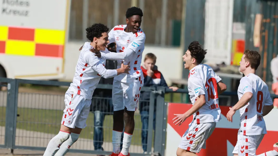 Die U17 des 1. FC Köln jubelt über das entscheidende 1:0 gegen den KSC durch Yazan Obayda (l.). (Foto: Bucco)