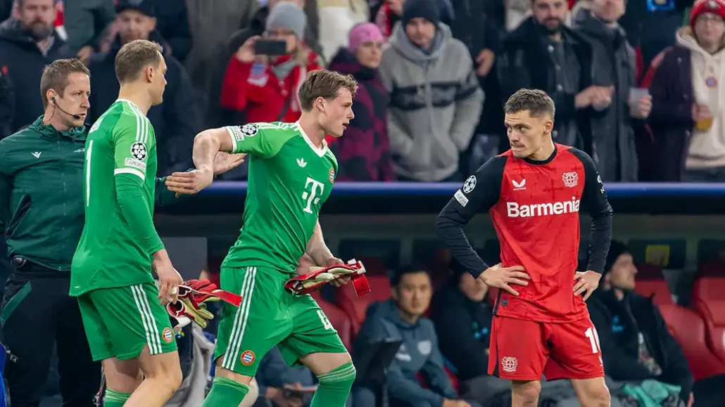 Manuel Neuer muss runter, Jonas Urbig kommt - Florian Wirtz schaut zu. (Foto: IMAGO / MIS)