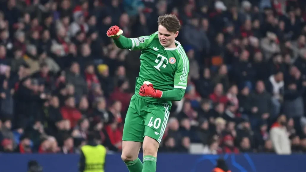 Jonas Urbig bejubelt Bayerns Einzug ins Champions-League-Viertelfinale. (Foto: IMAGO / Jan Huebner)