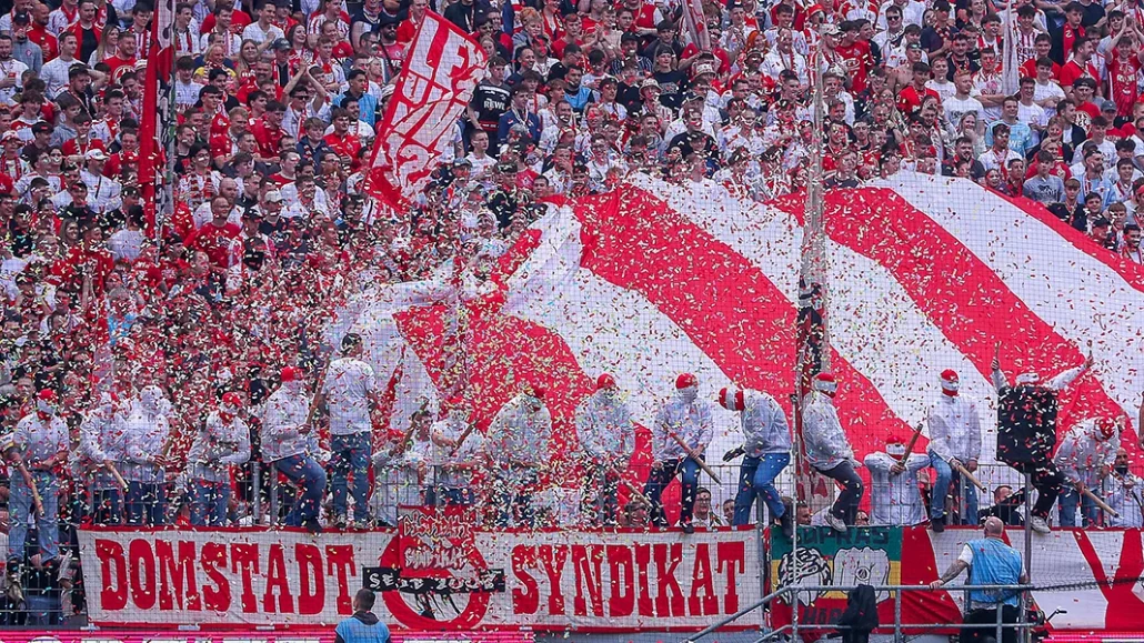 Konfetti-Regen in der Südkurve gegen Münster. (Foto: IMAGO / Maximilian Koch)