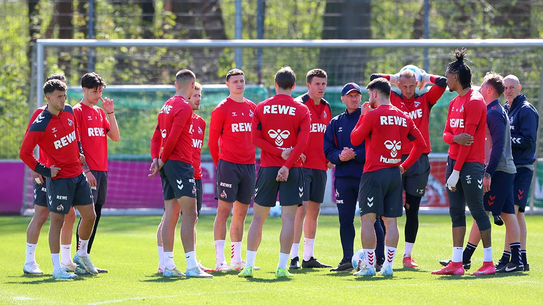 Gerhard Struber im Kreis seiner Mannschaft. (Foto: Bucco)