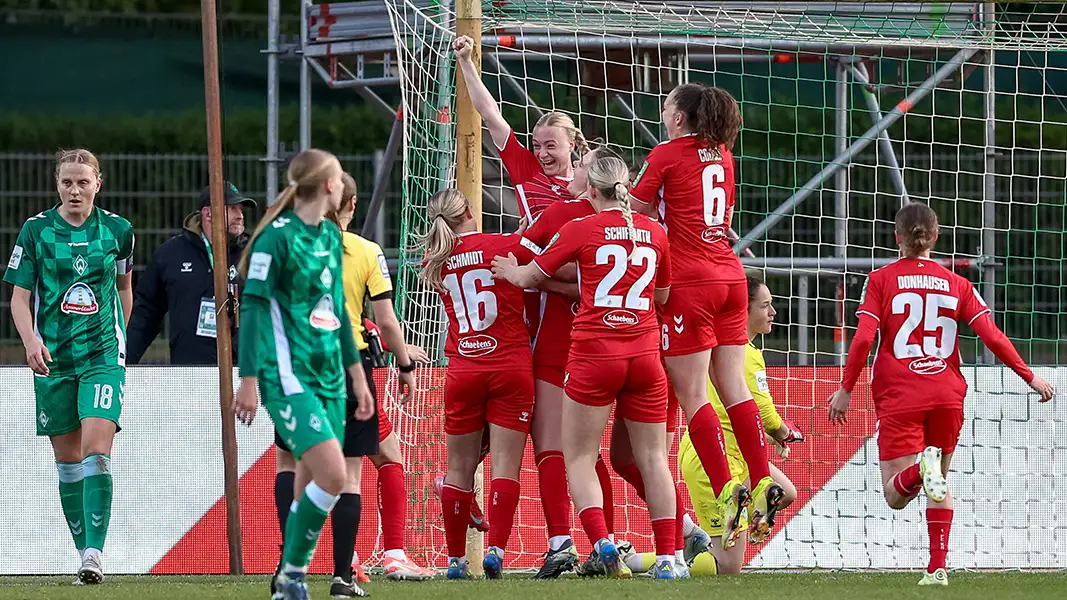 Die FC-Frauen jubeln nach dem 2:1-Siegtreffer durch Anna Gerhardt (Foto: IMAGO / foto2press)