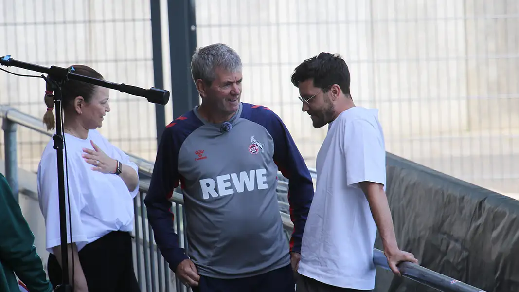Jonas Hector und Friedhelm Funkel während Dreharbeiten im Franz-Kremer-Stadion (Foto: GEISSBLOG)