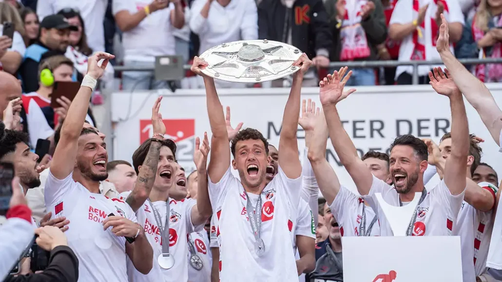 Aufstieg und Zweitliga-Meister: So feiert der 1. FC Köln in Müngersdorf. (Fotos: IMAGO)