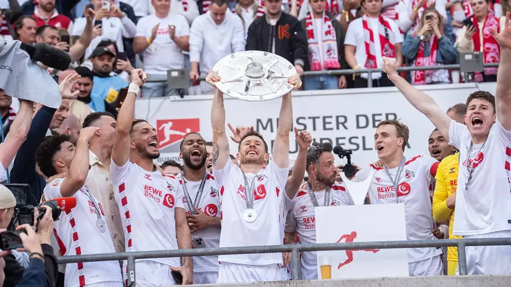 Aufstieg und Zweitliga-Meister: So feiert der 1. FC Köln in Müngersdorf. (Fotos: IMAGO)