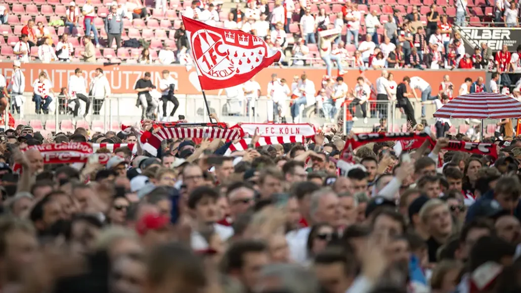 Aufstieg und Zweitliga-Meister: So feiert der 1. FC Köln in Müngersdorf. (Fotos: IMAGO)