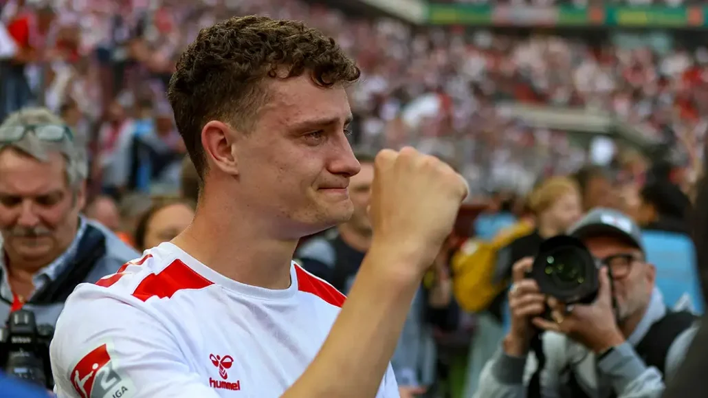 Aufstieg und Zweitliga-Meister: So feiert der 1. FC Köln in Müngersdorf. (Fotos: IMAGO)