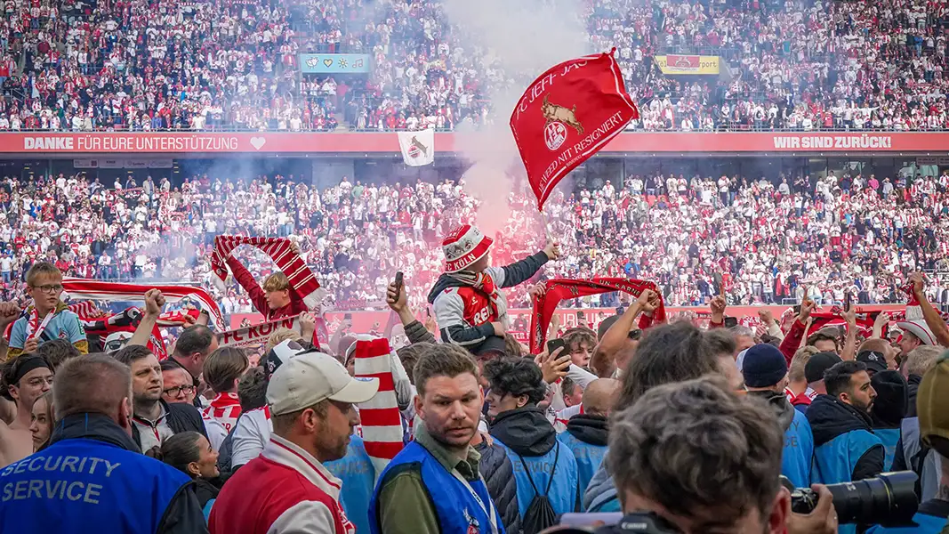 Aufstieg und Zweitliga-Meister: So feiert der 1. FC Köln in Müngersdorf. (Fotos: IMAGO)