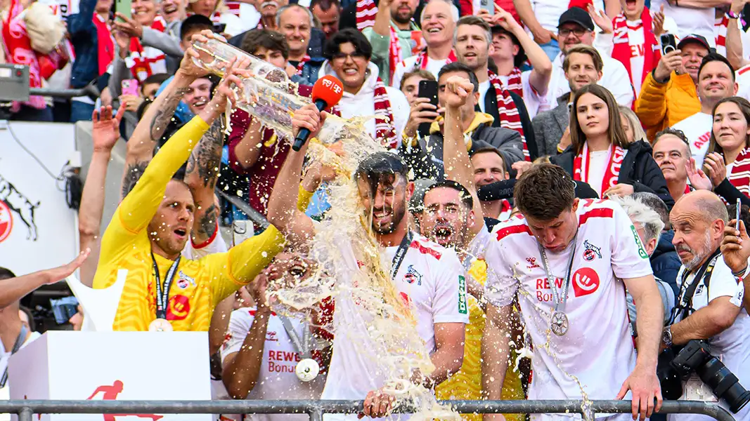 Aufstieg und Zweitliga-Meister: So feiert der 1. FC Köln in Müngersdorf. (Fotos: IMAGO)