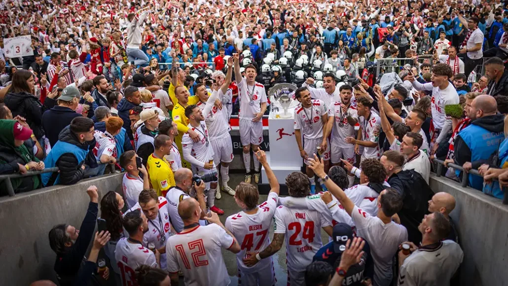 Aufstieg und Zweitliga-Meister: So feiert der 1. FC Köln in Müngersdorf. (Fotos: IMAGO)