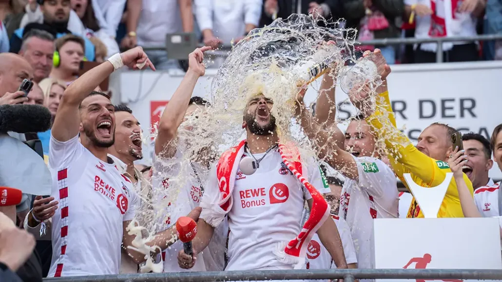 Aufstieg und Zweitliga-Meister: So feiert der 1. FC Köln in Müngersdorf. (Fotos: IMAGO)