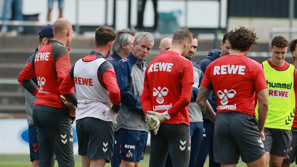 Friedhelm Funkel bei seiner Ansprache im Mannschaftskreis. (Foto: Bucco)