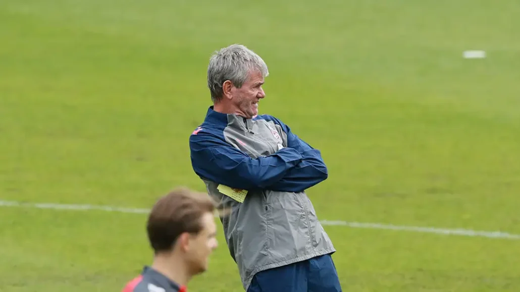 Friedhelm Funkel beobachtet das Training. (Foto: Bucco)