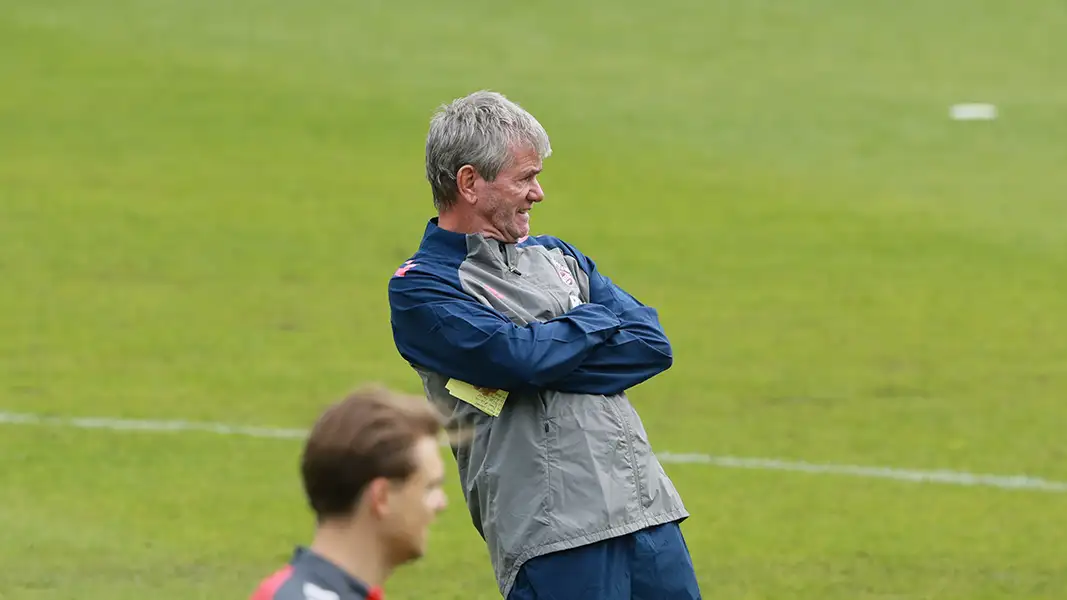 Friedhelm Funkel beobachtet das Training. (Foto: Bucco)
