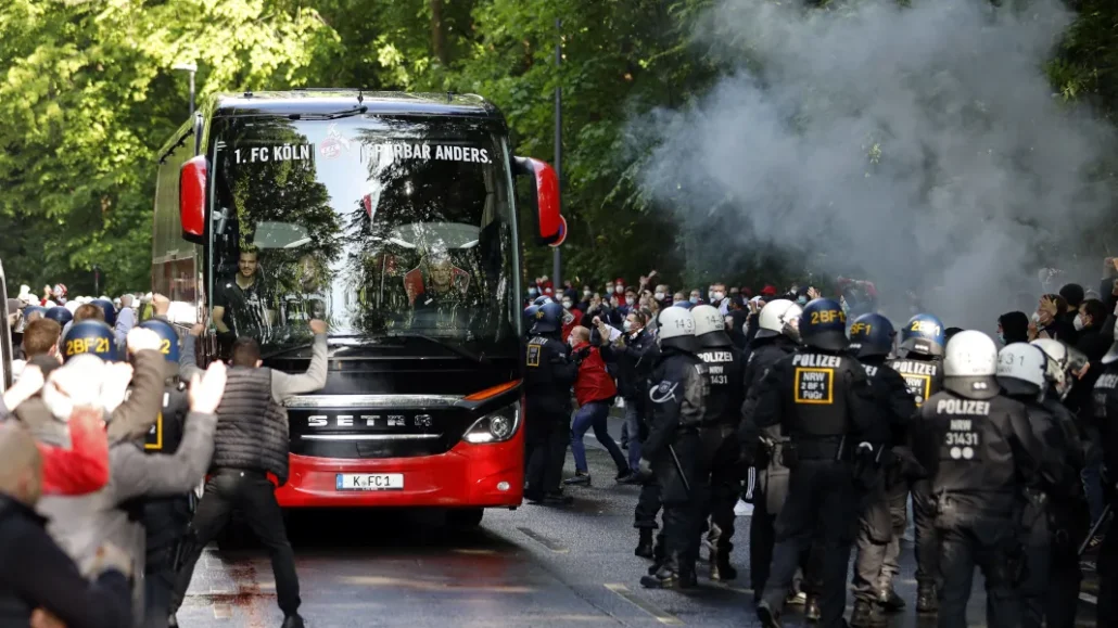 So wurde Friedhelm Funkel bei seinem letzten Heimspiel mit dem FC, 2021 in der Relegation gegen Kiel, empfanden. (Foto: IMAGO / Future Image)