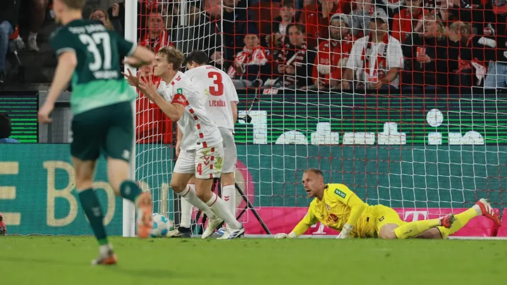 Die Profis des 1. FC Köln nach dem 1:1 von Jahn Regensburg. (Foto: Bucco)