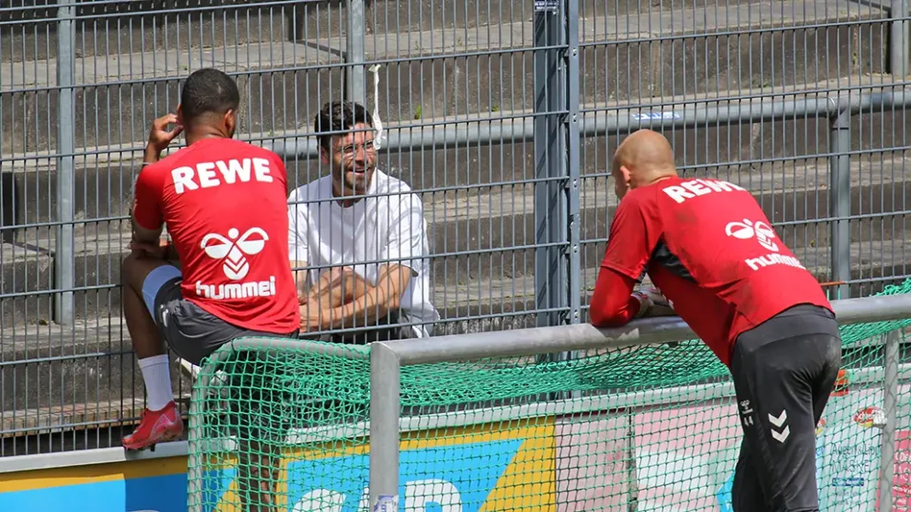 Jonas Hector am Mittwoch beim Training der Geißböcke - hier im Gespräch mit Linton Maina und Matthias Köbbing. (Foto: GEISSBLOG)