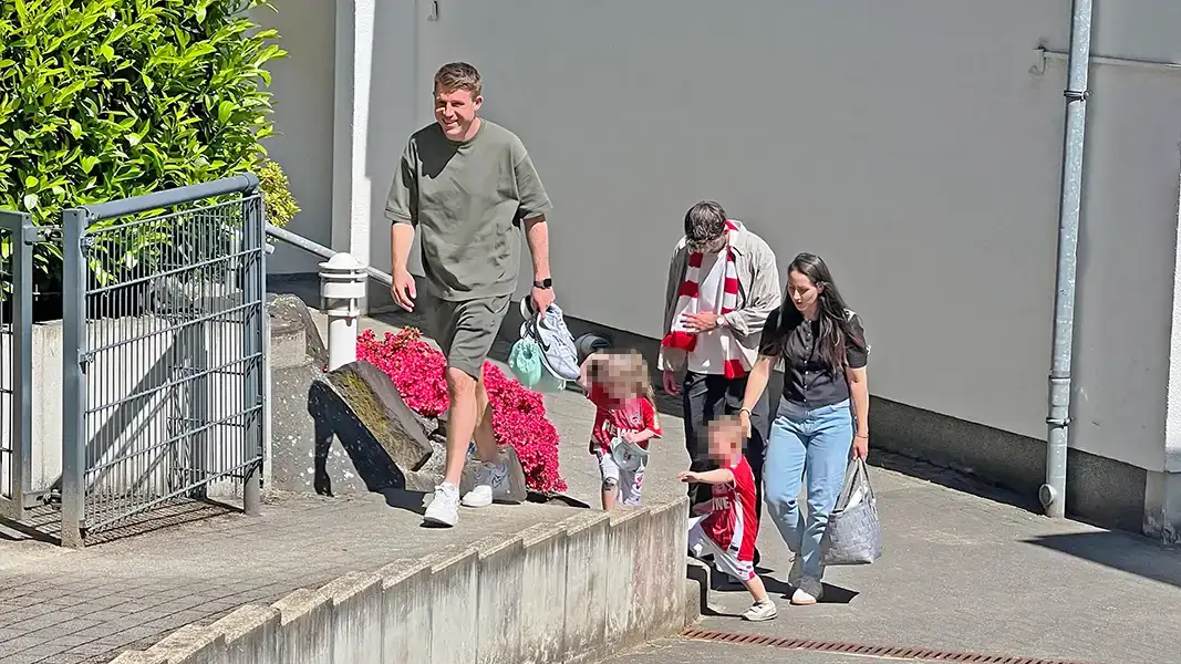 Dominique Heintz mit seiner Familie am Samstag am Geißbockheim. (Foto: GEISSBLOG)
