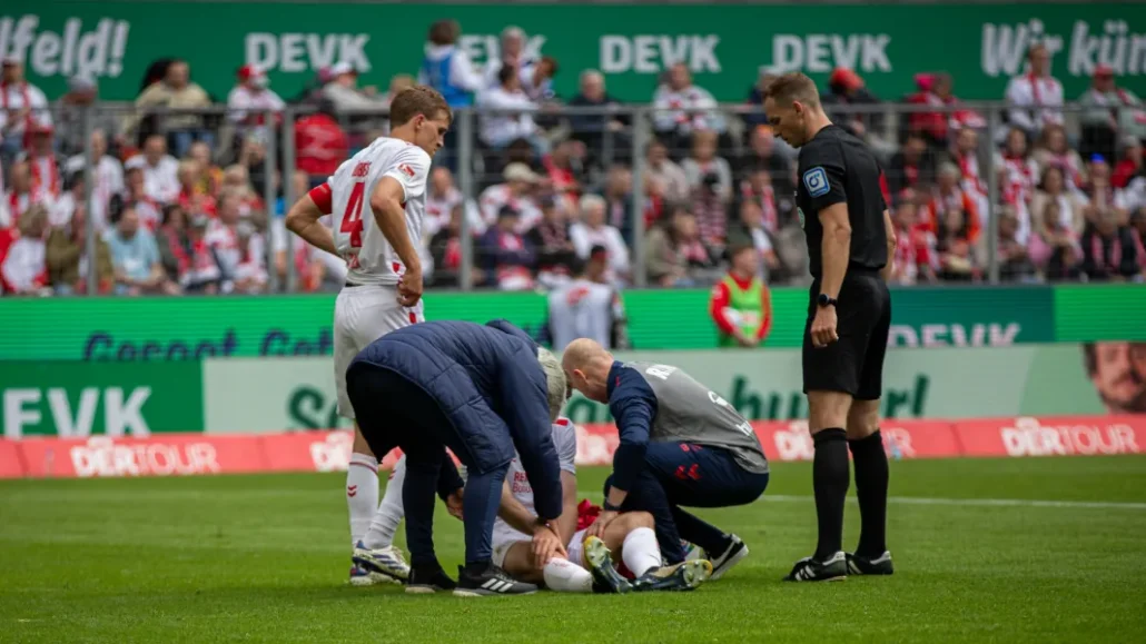 Dominique Heintz wurde am linken hinteren Oberschenkel behandelt und dann ausgewechselt. (Foto: GEISSBLOG)