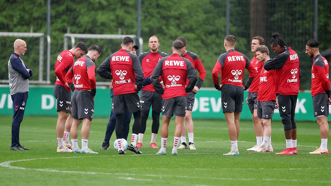 Gerhard Struber im Kreis seiner Spieler. (Foto: Bucco)