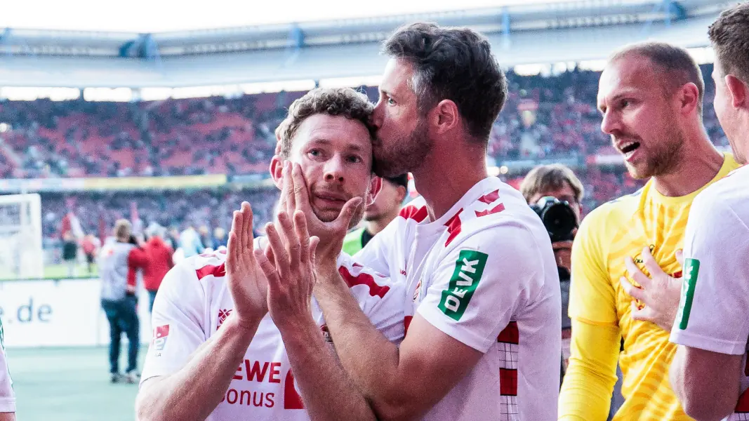 Erst der Doppelpack, dann ein Küsschen: Florian Kainz mit Mark Uth. (Foto: IMAGO / Beautiful Sports)