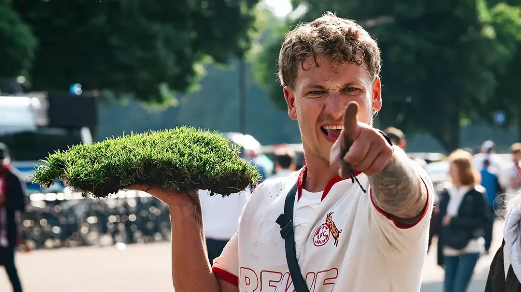 Ein FC-Fan mit fetter Rasen-Beute nach dem Aufstieg. (Foto: IMAGO / Huebner)