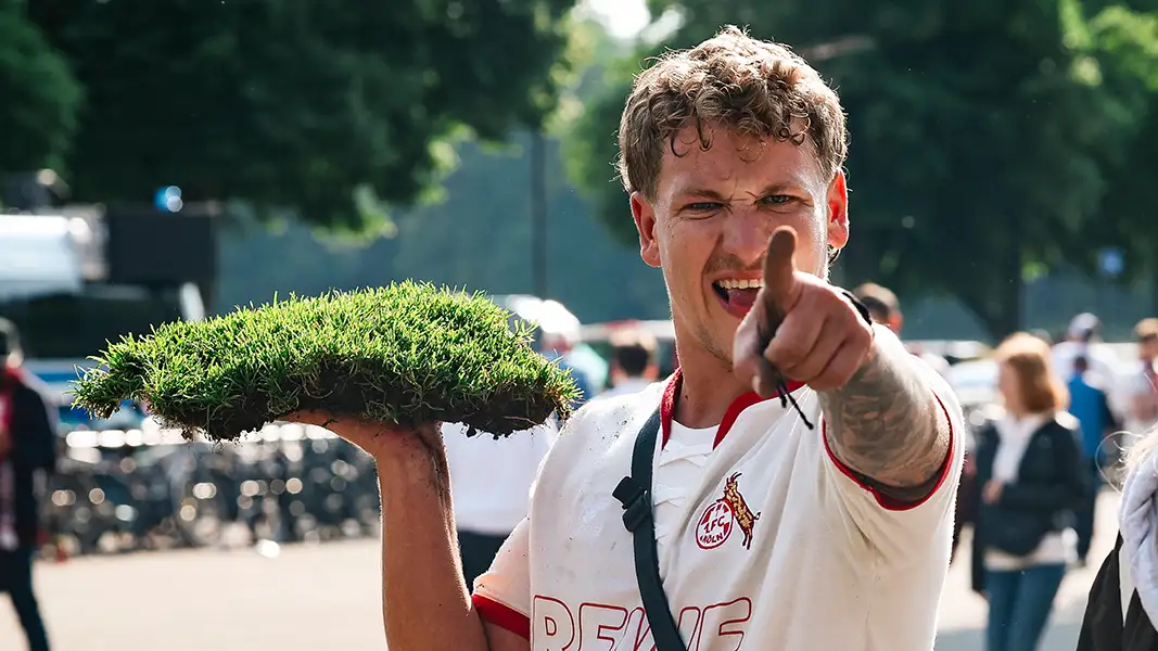 Ein FC-Fan mit fetter Rasen-Beute nach dem Aufstieg. (Foto: IMAGO / Beautiful Sports)