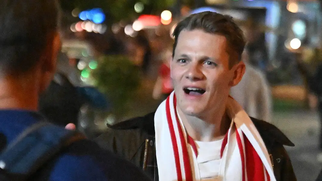 Schauspieler Max von der Groeben am Sonntagabend in der Kölner Innenstadt. (Foto: IMAGO / Huebner)