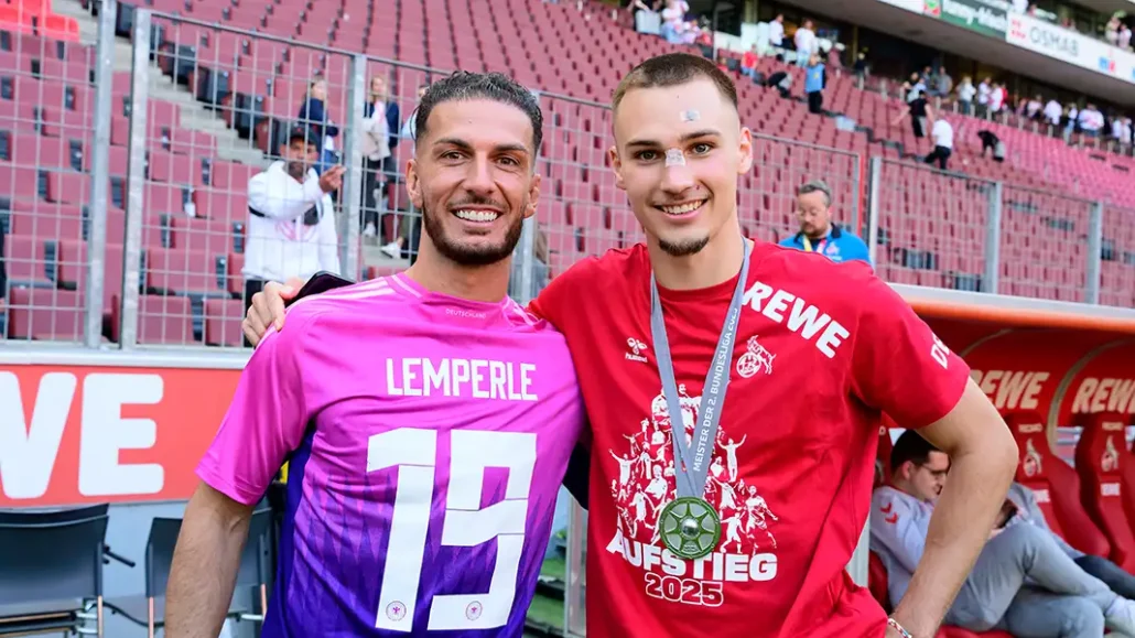 Leart Pacarada und Tim Lemperle nach dem Schlusspfiff im Stadion. (Foto: IMAGO / Huebner)