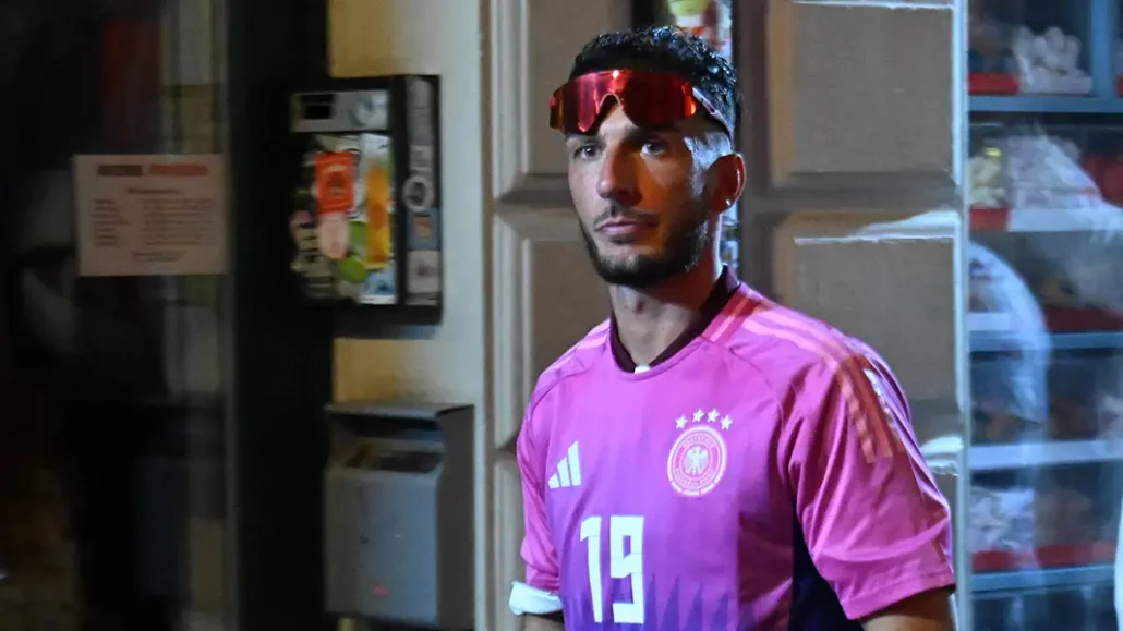 Leart Pacarada im Lemperle-Trikot am Sonntagabend in der Kölner Innenstadt. (Foto: IMAGO / Huebner)