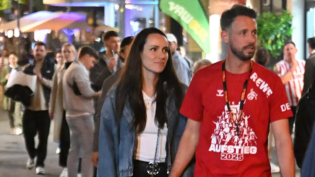 Mark Uth mit seiner Frau Franziska am Sonntagabend in der Kölner Innenstadt. (Foto: IMAGO / Huebner)