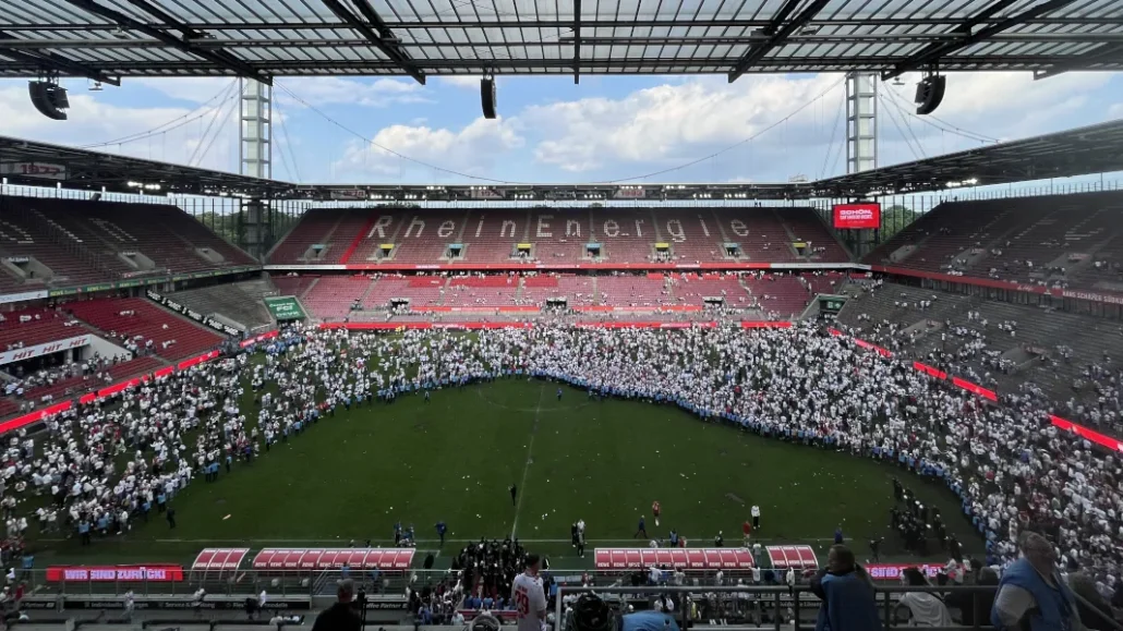 Die FC-Fans verabschieden sich vom Rasen. (Foto: GEISSBLOG)