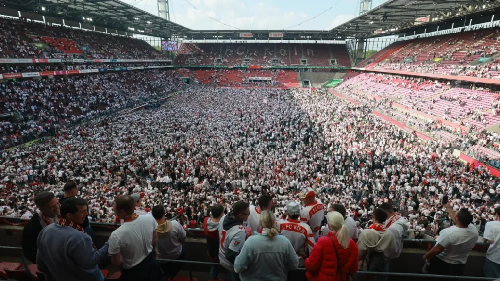 Der Rasen im RheinEnergieStadion ist von Fans geflutet. (Foto: Bucco)