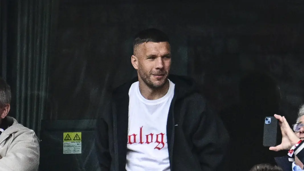 Karriereende? Podolski verkündet Zukunfts-Entscheidung über Stadion-Mikro