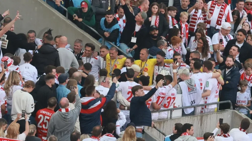 Die Spieler feiern und schunkeln gemeinsam. (Foto: Bucco)