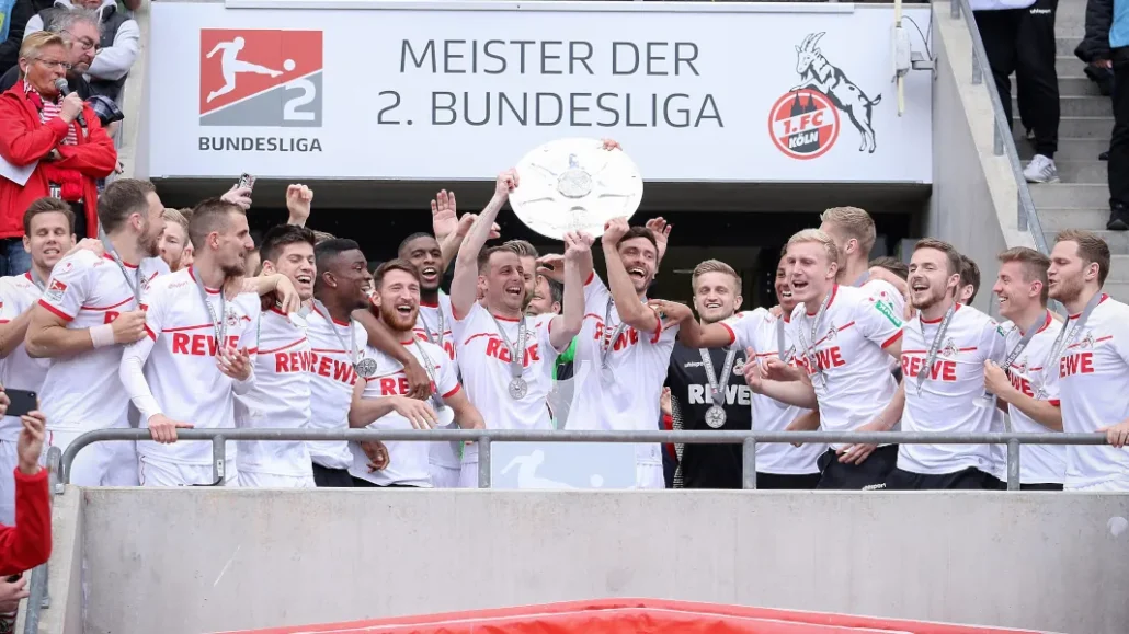 Nach dem Aufstieg 2019 präsentierten Kapitän Jonas Hector und Vorgänger Matthias Lehmann die Schale. (Foto: IMAGO / Fotostand)
