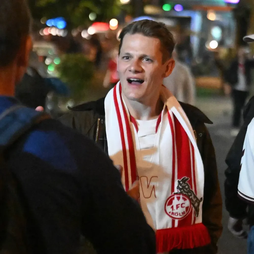 Schauspieler Max von der Groeben feierte mit der Mannschaft den Aufstieg bis tief in die Nacht (Foto: IMAGO / Jan Huebner)
