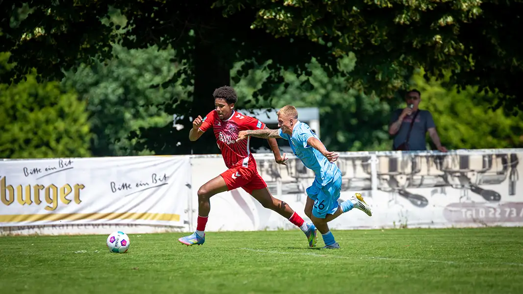 Youssoupha Niang im Duell mit Bochums Keanu Noel Kerbsties (Foto: GEISSBLOG)