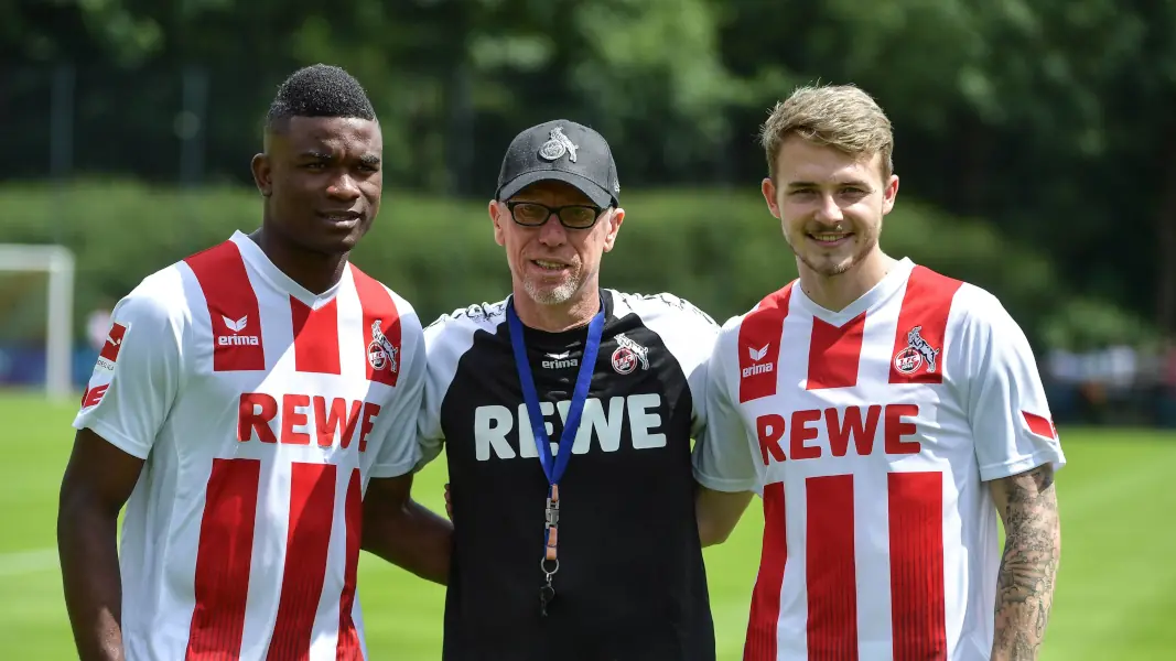 2017 posierte Peter Stöger beim 1. FC Köln mit seinen beiden Neuzugängen Jannes Horn und Jhon Cordoba. (Foto: IMAGO / Jan Huebner)