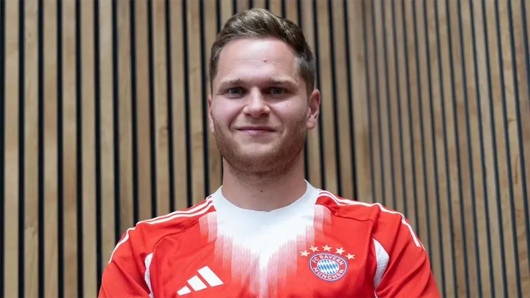 Benno Schmitz im Bayern-Trikot nach seiner Rückkehr. (Foto: FC Bayern München)