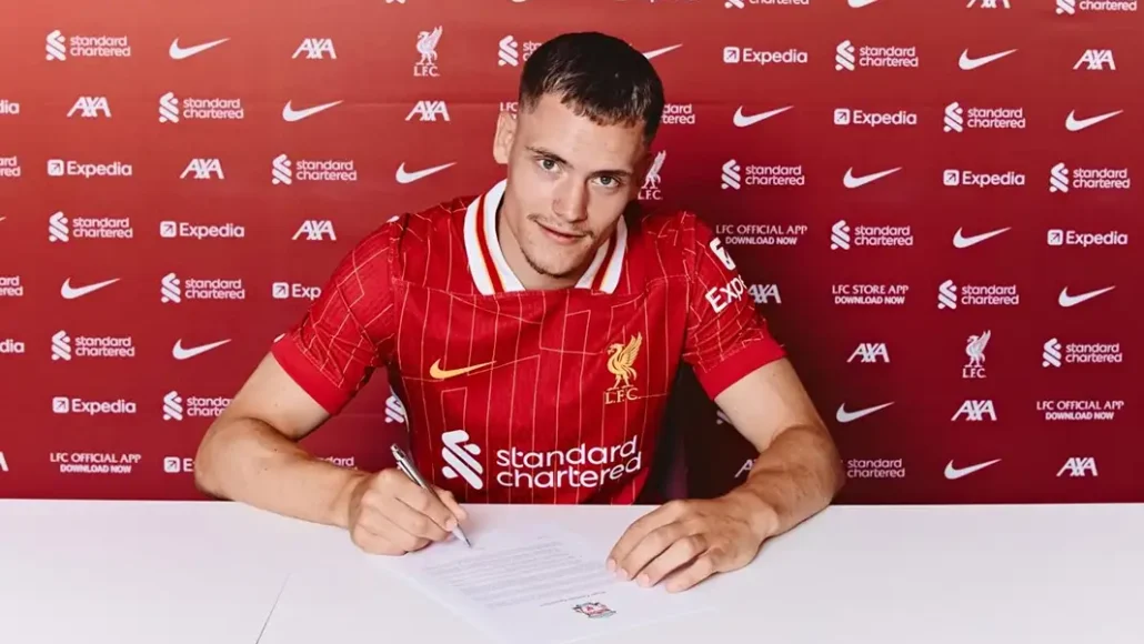 Florian Wirtz unterschreibt seinen Vertrag beim FC Liverpool. (Foto: FC Liverpool)