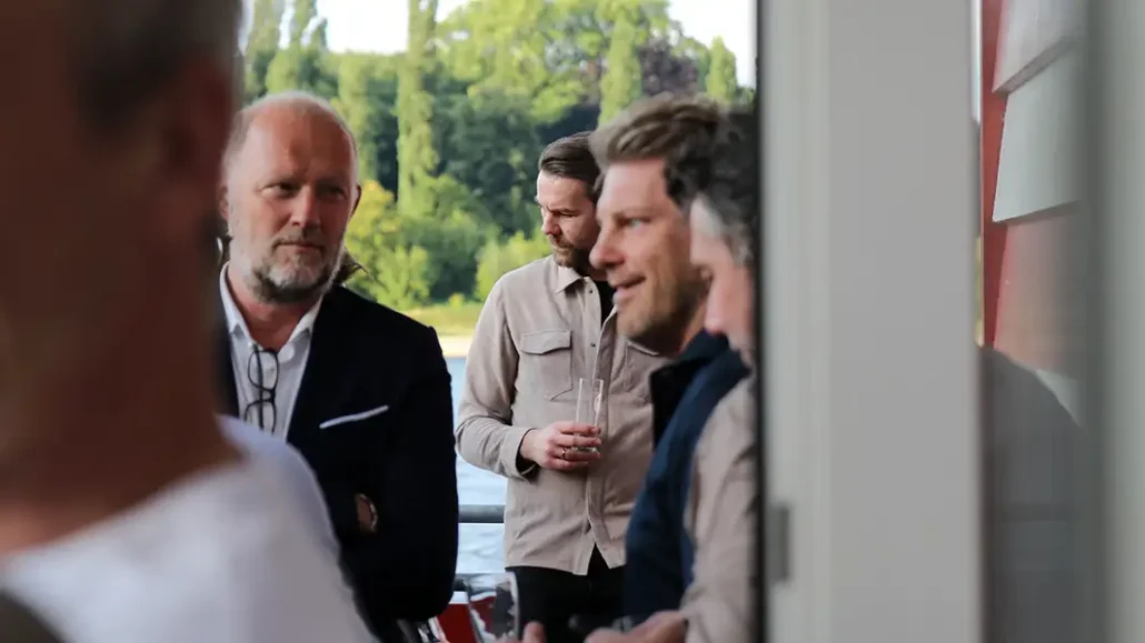 Lukas Kwasniok (Mitte) und Thomas Kessler (hinten) bei der GEISSBLOG-Feier. (Foto: GEISSBLOG)